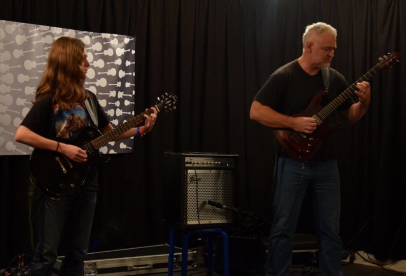 Další mladý telent dostal příležitost - Duo Angus & Vlodek. Neboli Tomáš Motloch se svým učitelem Vladislavem Petráškem.